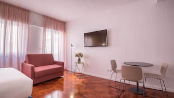 Deluxe Studio | In-room safe, soundproofing, iron/ironing board, free WiFi