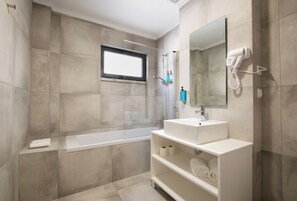 Estudio Deluxe | Baño | Ducha, artículos de higiene personal gratuitos y secador de pelo