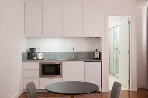Deluxe Studio | Private kitchen | Mini-fridge, oven, stovetop, coffee/tea maker - LSA Campos by Numa (Lisbon)