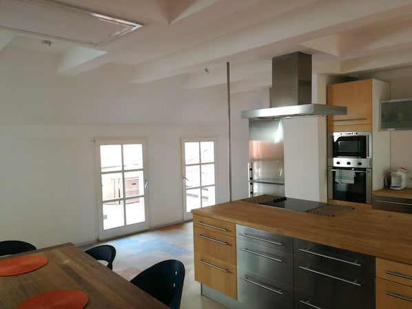 Fridge, microwave, stovetop, cookware/dishes/utensils