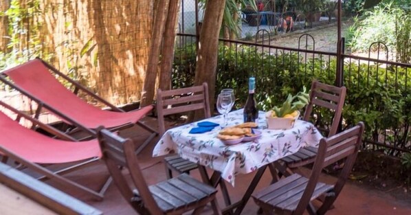 Outdoor dining - Il Giardino di Ada Ground Floor Studio with AC and Patio (Monterosso al Mare)