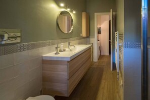 Regadera, amenidades de baño ecológicas, secadora de cabello, bidet 