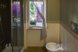 Dusche, umweltfreundliche Kosmetikartikel, Haartrockner, Bidet