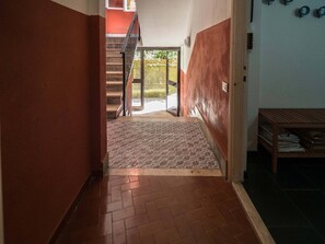 A hallway with a patterned rug leading to a staircase. - Il Giardino di Ada Ground Floor Studio with AC and Patio (Monterosso al Mare)