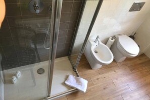 Dusche, umweltfreundliche Kosmetikartikel, Haartrockner, Bidet