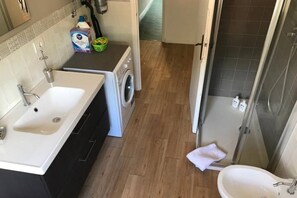 Douche, articles de toilette écologiques, sèche-cheveux, bidet