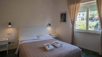 2 bedrooms, travel cot, free WiFi, bed sheets