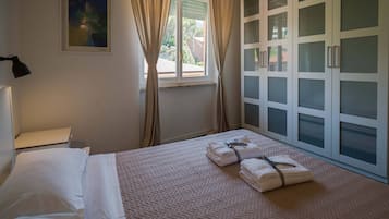 2 bedrooms, travel cot, free WiFi, bed sheets