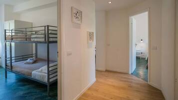 2 bedrooms, travel cot, free WiFi, bed sheets