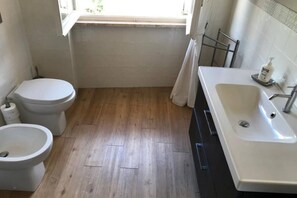 Douche, articles de toilette écologiques, sèche-cheveux, bidet