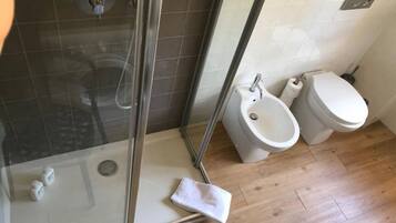 Dusj, miljøvennlige toalettsaker, hårføner og bidé