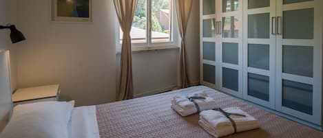 2 bedrooms, travel crib, free WiFi, bed sheets