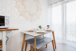 Luxury Apartment | Dining room - Luxury St Albans 1 Bed ServicedApartment (St Albans)