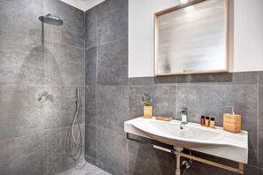 Bathtub, hair dryer, bidet, towels - Nice apartment for 8 guests with WIFI, A/C, TV, balcony and panoramic view (Sorrento)