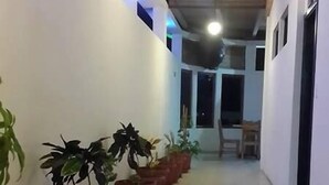 Hallway - La Mirada De Solitario George (Puerto Ayora)