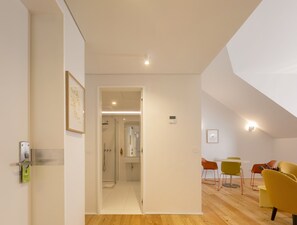 Apartamento, 1 habitación | Baño | Ducha, artículos de higiene personal gratuitos y secador de pelo