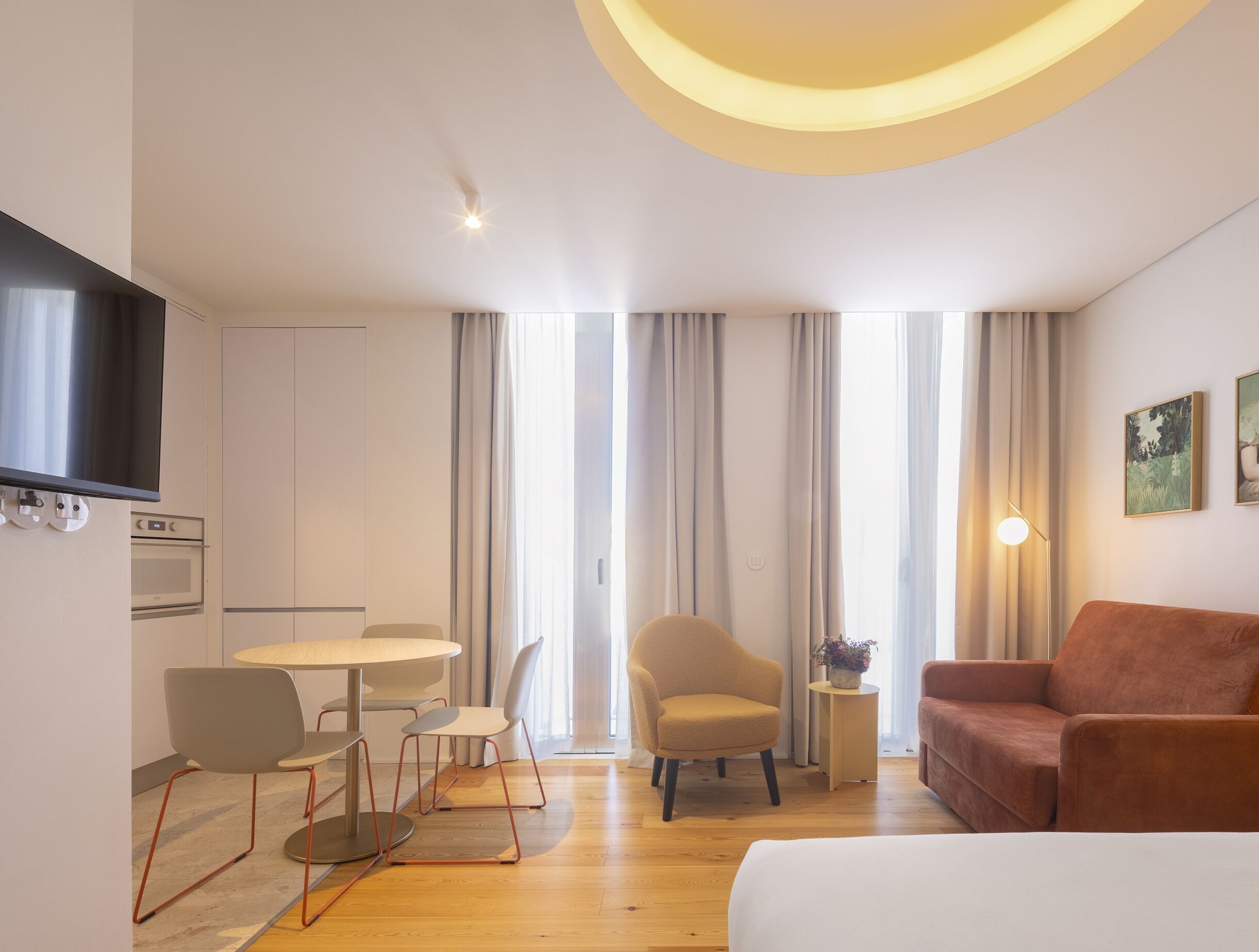 Premium bedding, in-room safe, laptop workspace, iron/ironing board