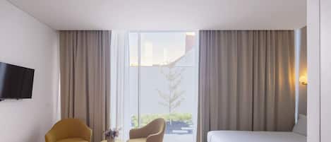 Deluxe Studio | 1 bedroom, in-room safe, soundproofing, iron/ironing board