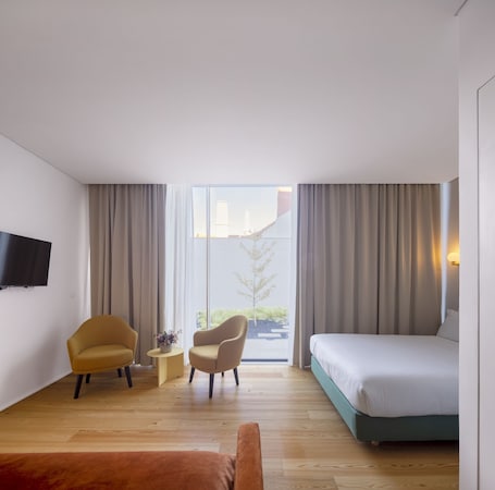 Deluxe Studio | 1 bedroom, in-room safe, soundproofing, iron/ironing board