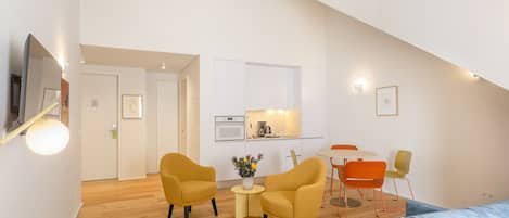 Appartement, 1 chambre | Aire de séjour | Téléviseur à écran plat de 25 po avec télévision par câble, téléviseur