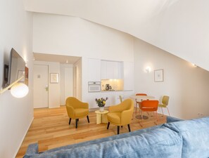 Eine moderne Wohnung mit Küche, Essbereich und Wohnzimmer.