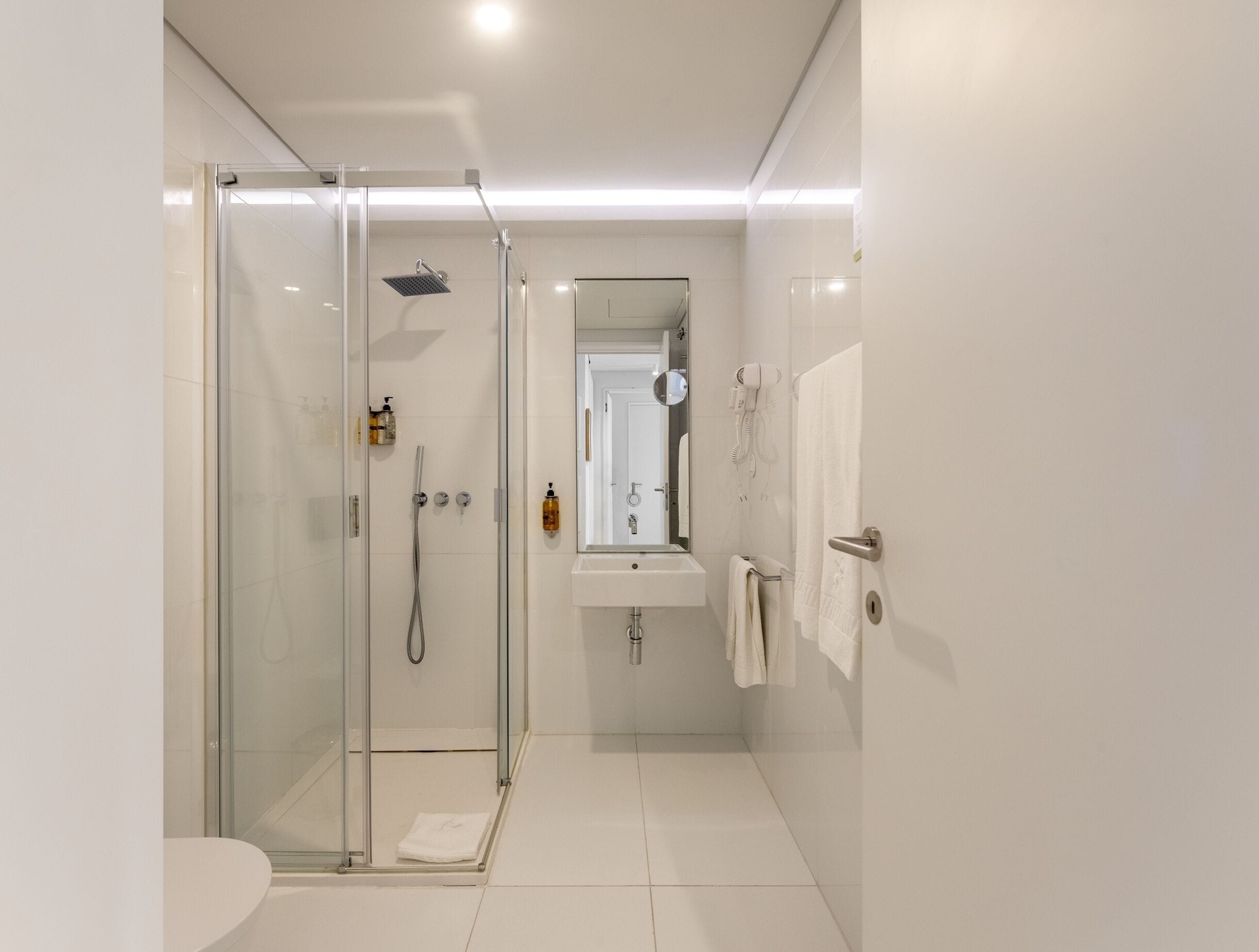 Apartment, 1 Bedroom | Bilik Mandi | Pancuran mandi, kelengkapan dandanan diri percuma, pengering rambut 