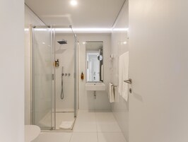 Apartamento, 1 habitación | Baño | Ducha, artículos de higiene personal gratuitos y secador de pelo