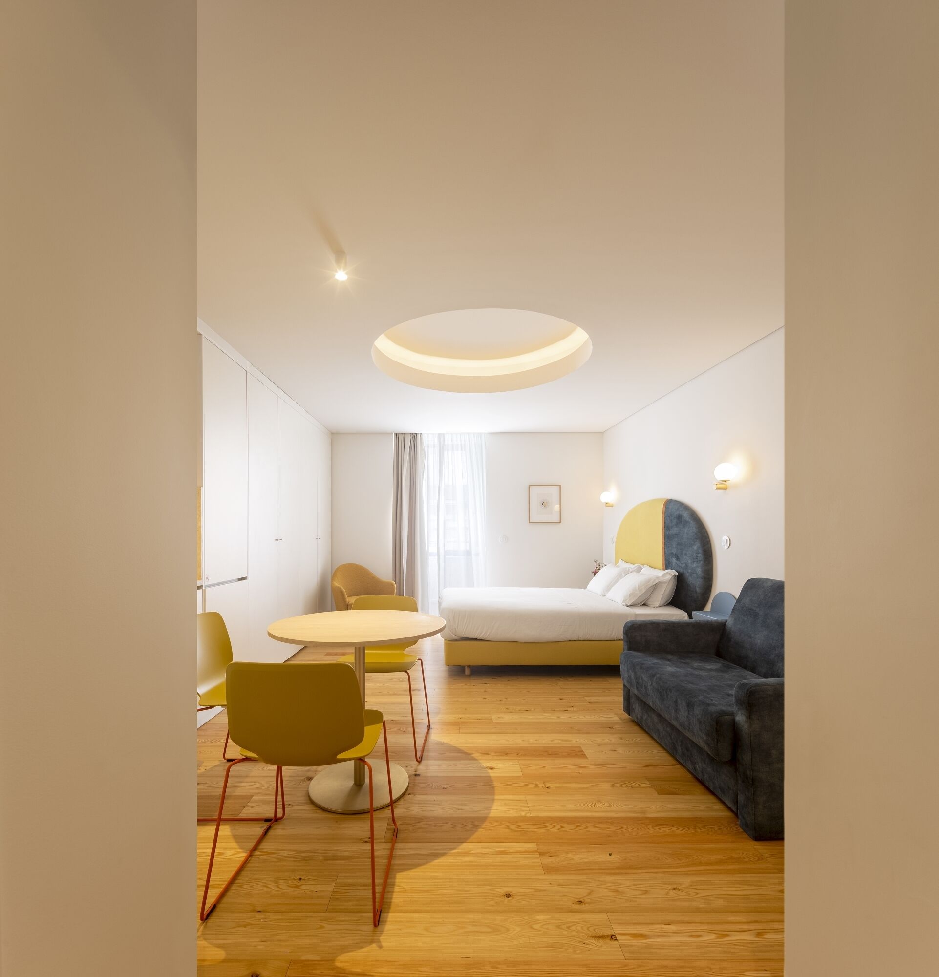 Estudio superior | Área de sala de estar | Televisión de pantalla plana de 32 pulgadas con canales por cable 