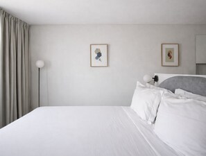 Estudio Deluxe | Ropa de cama de alta calidad y caja de seguridad en la habitación 