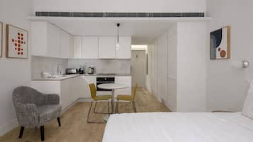 Studiolejlighed | Pengeskab på værelset, strygejern/strygebræt