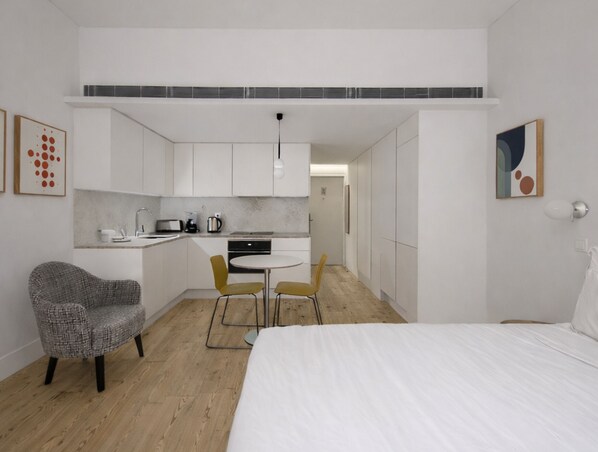 Studio | Coffre-fort, fer et planche à repasser, lit de bébé (supplément)