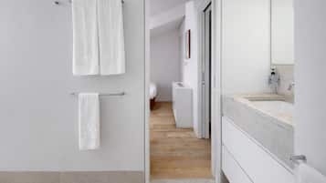 Duplex, 2 Bedrooms | Bathroom | Shower, towels