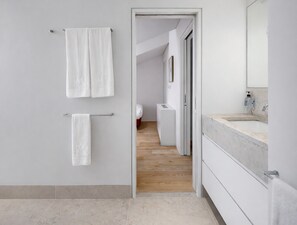 Duplex, 2 chambres | Salle de bain | Douche, serviettes fournies