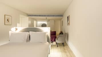 Deluxe Studio | 1 bedroom, in-room safe, iron/ironing board, cribs/infant beds