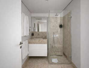 Studio | Kamar mandi | Shower, pengering rambut, handuk, dan tisu toilet