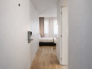 Studio | Luxe beddengoed, een kluis op de kamer, een laptopwerkplek