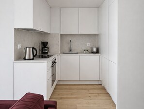 Estudio Deluxe | Cocina privada | Frigobar, horno, parrilla de estufa y lavavajillas 