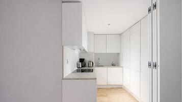 Frigobar, horno, placa de cocina, lavavajillas