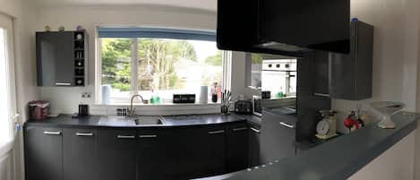 Réfrigérateur, four à micro-ondes, un four, surface de cuisson