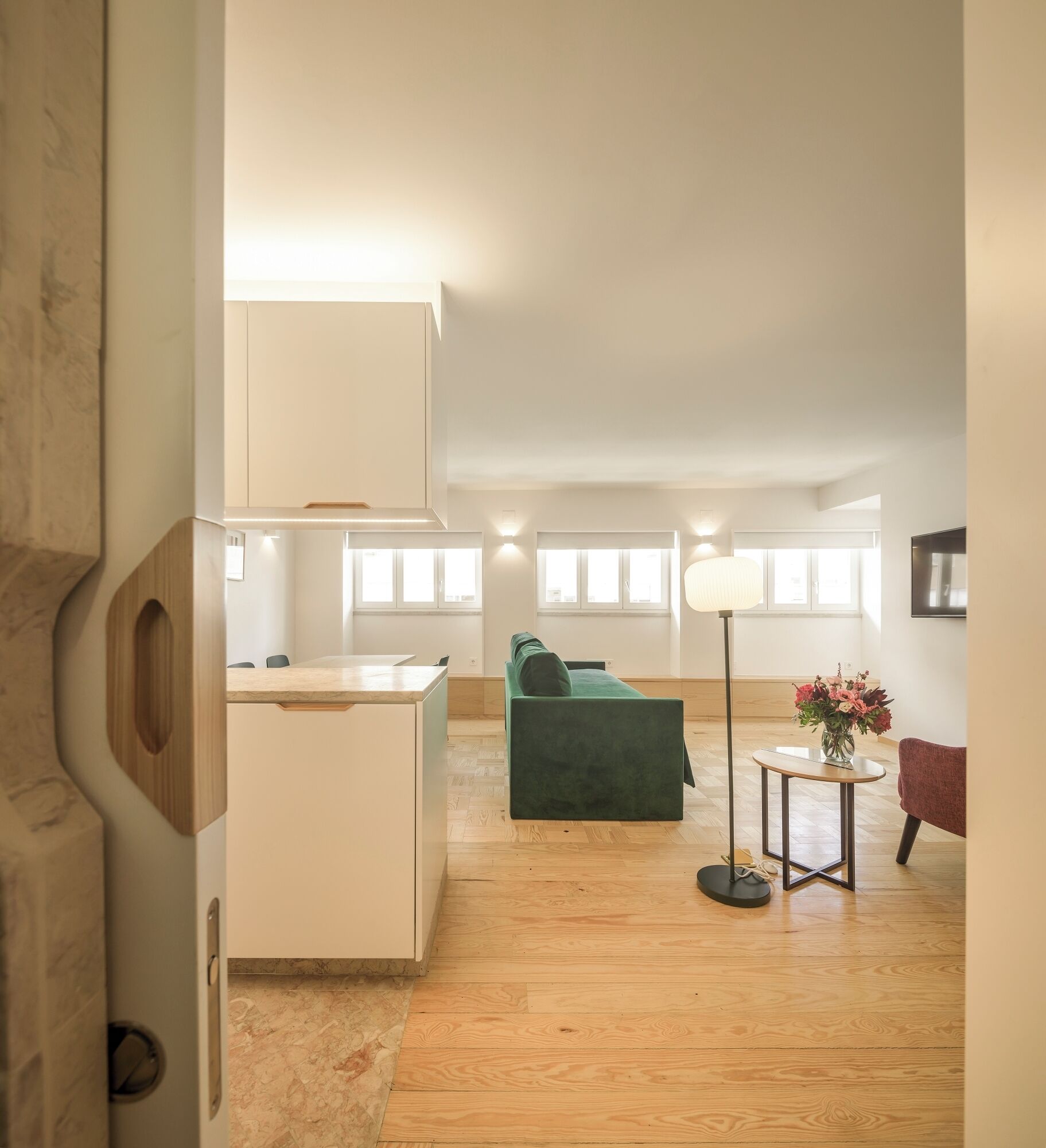 Un intérieur moderne comprenant une cuisine, un coin repas et un espace de vie.