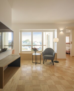 Deluxe Apartment, 1 Bedroom | Living area | 32-inch LCD TV with cable channels, TV - Lisbon Serviced Apartments - Principe Real (Lisbon)