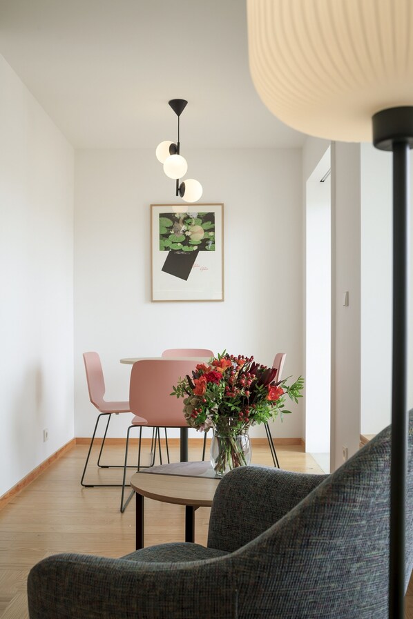 ดีลักซ์อพาร์ทเมนท์, 1 ห้องนอน | บริเวณนั่งเล่น | ทีวีจอแอลซีดี 32 นิ้ว พร้อมช่องเคเบิล, ทีวี