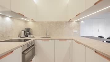 Departamento, 2 habitaciones | Cocineta privada | Microondas, parrilla de estufa, cafetera y tetera y tetera eléctrica