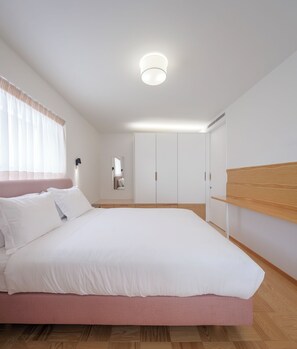 A bedroom with a bed, a wardrobe, and a mirror. - LSA Príncipe Real by Numa (Lisbon)