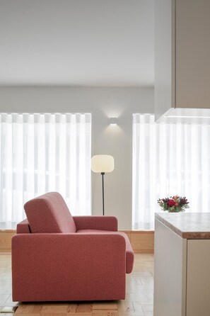 สตูดิโอ | เครื่องนอนระดับพรีเมียม, ตู้นิรภัยในห้องพัก, ห้องเก็บเสียง