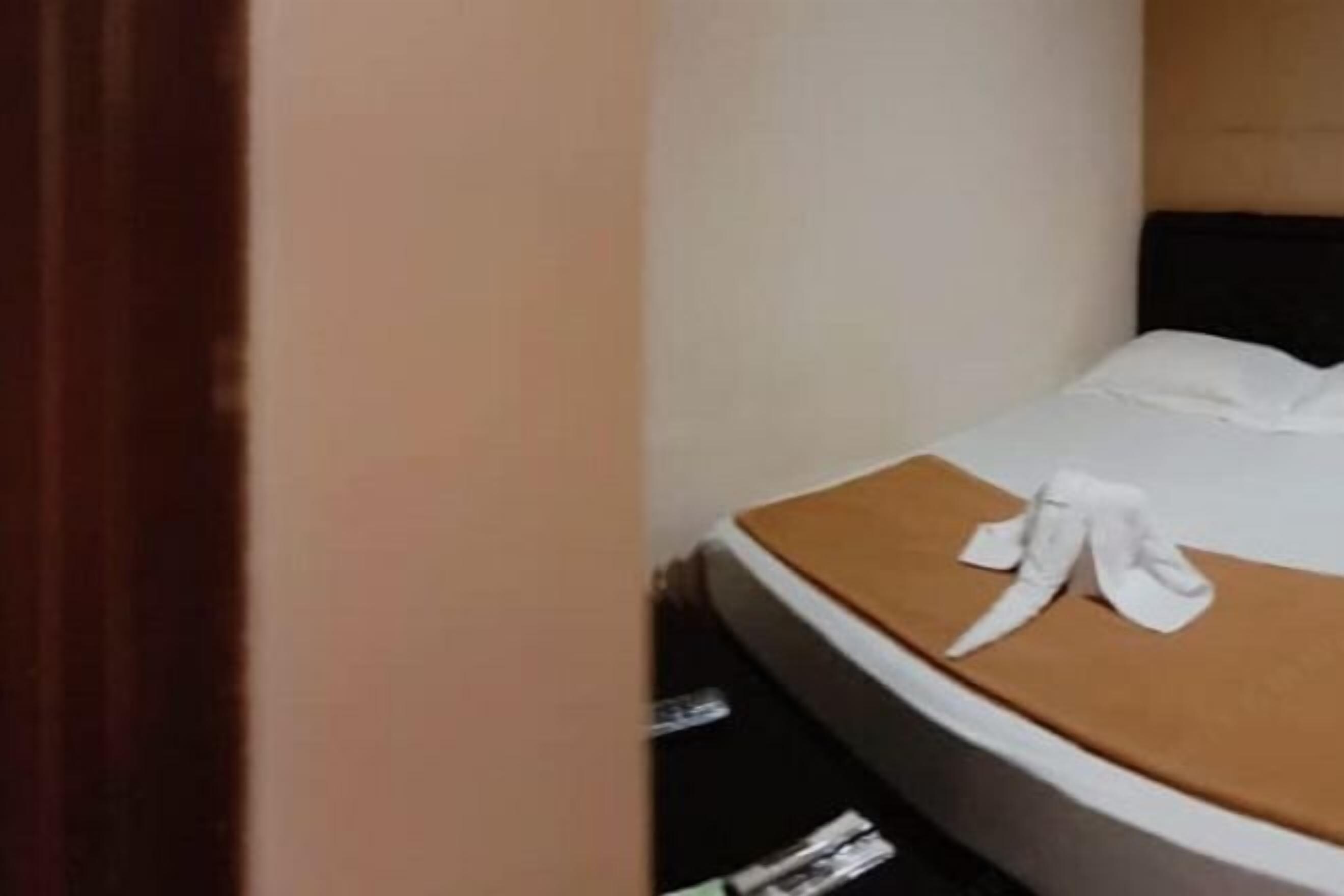 Bàn, giường gấp/giường phụ (phụ phí) 