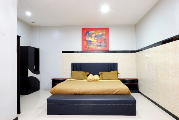 Executive Room | Desk, rollaway beds, free WiFi, bed sheets