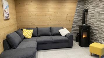 Fernseher, Kamin, Tischtennisplatte, Stereoanlage