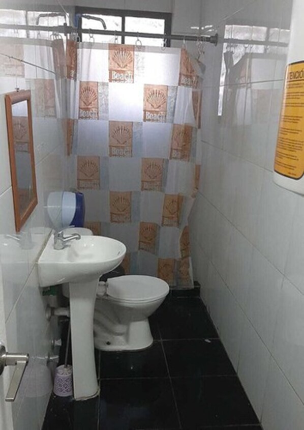 Shower, towels, soap - Hostal Gran Santiago Yungay (Santiago)