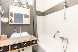 Articles de toilette gratuits, sèche-cheveux, serviettes fournies